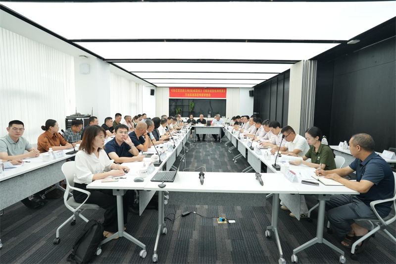 Von der Fertigung zur „intelligenten“ Fertigung: QGM hielt ein Expertentreffen für die branchenüblichen Standardprojekte „Maschine zum Formen von steinähnlichen Betonziegeln (Platten)“ und „Form für Blockformmaschine“ ab.