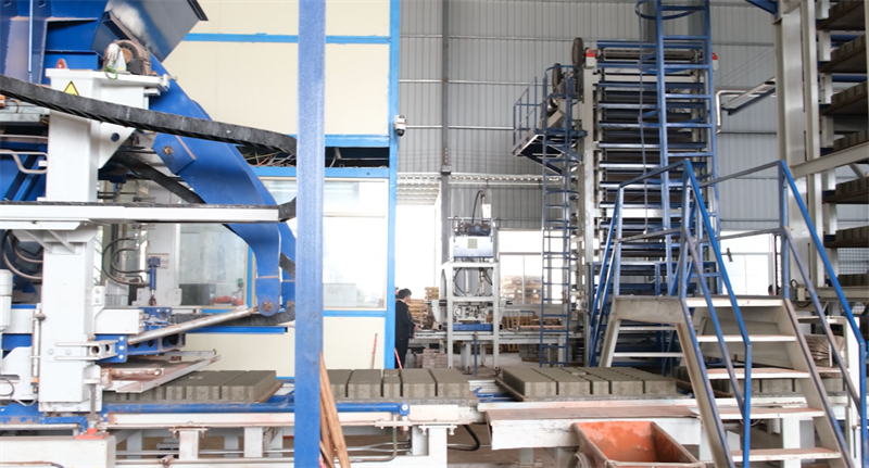 Eine Maschine, mehrere Bausteine, Energieeinsparung und Kohlenstoffreduzierung: Das Modell QGM Zenith 15 schafft ein „QGM-Modell“ umweltfreundlicher Baumaterialien