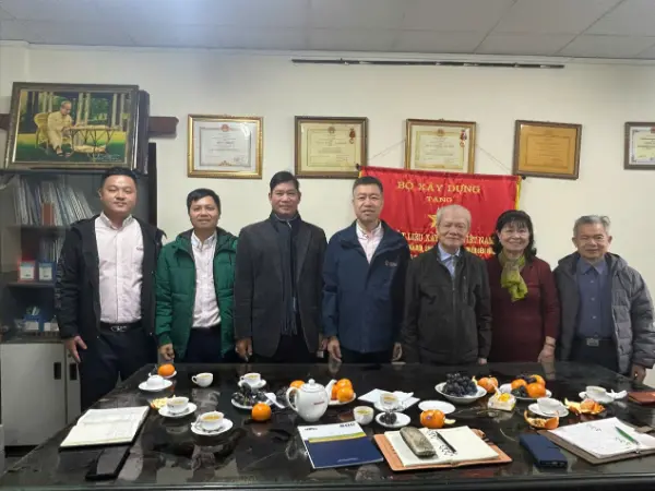 Fu Guohua, stellvertretender Geschäftsführer von Quangong Machinery Co., Ltd., führte eine Delegation zu einem Besuch beim Vietnam Building Materials Association, um den Austausch und die Zusammenarbeit zwischen der chinesischen und vietnamesischen Baustoffindustrie zu fördern.