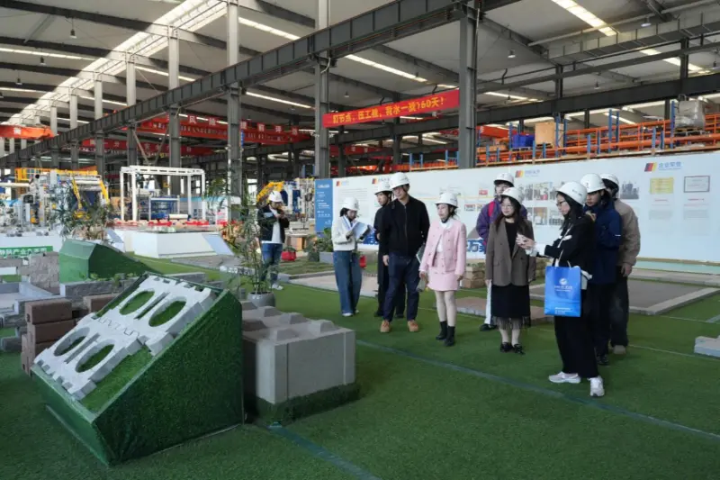 Quangong Machinery Co., Ltd. konzentriert sich auf Entwicklungsbedürfnisse im Ausland und arbeitet mit der Fuzhou University of Foreign Studies and Trade zusammen, um international ausgerichtete Talente zu fördern.