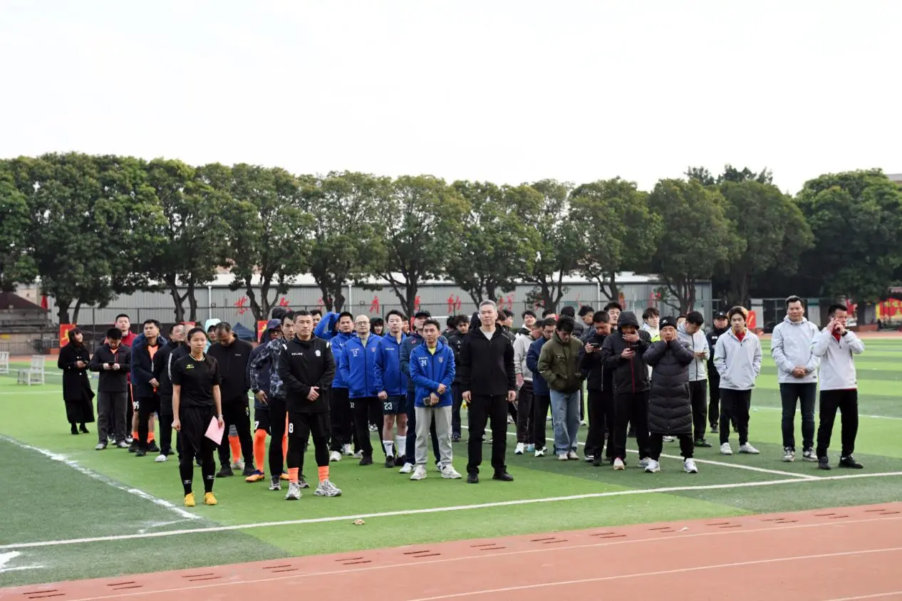 Quangong Machinery Co., Ltd. trug zur erfolgreichen Ausrichtung des 7. Fußballturniers „Quangong New Year Cup“ in Fengzhou bei.