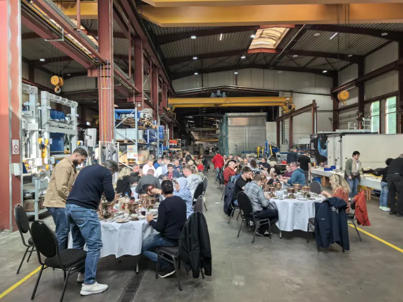 Der Duft des chinesischen Hot Pot erreicht Deutschland! Die Tochtergesellschaft Zenit von Quangong Machinery Co., Ltd. feiert Projekterfolg.
